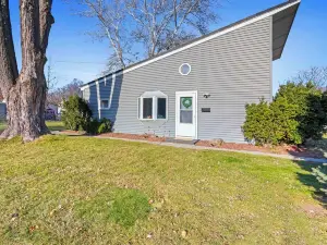 Cozy, quiet, & convenient 2-bedroom house with WiFi & AC in vibrant Green Bay
