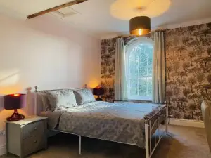 Unique Country Estate nr Mountains & Beach