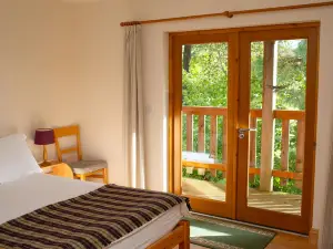 Owl's Roost Eco Lodge Apartment, Lampeter