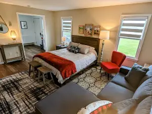 Golfer's Getaway - Luxury Studio Next to 1st Tee
