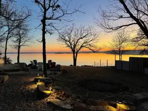 Blufftop Cabin Retreat Hot Tub and Fall Views!