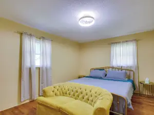 Dog-Friendly Lexington Retreat: Step-Free Access!