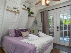 Romantic A-Frame Cabin with Hot Tub + Netflix