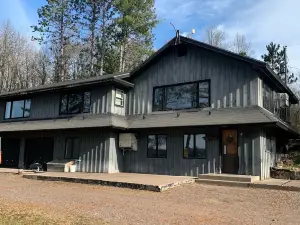Roomy lakefront cabin near the trails