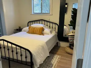Charming fully remodeled 2-bedroom house with WiFi in Evanston