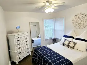 Bright and cozy riverfront home in the heart of Canada's Prettiest Little Town!