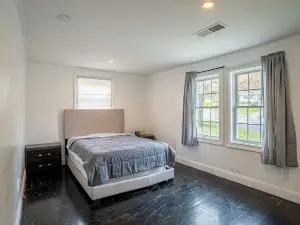 Luxury Colonial near Hiking Trail
