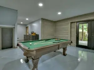 The Chariot - Creek Front with HotTub, Fire Pits, Billiards, EV Charger - Sandalwood Stays
