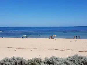 Dolphin Beach House - Wannanup, Mandurah Between the Estuary and the Ocean
