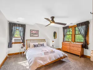 Hot Tub, Fire Pit and Panoramic Mountain Views - Stunning Retreat