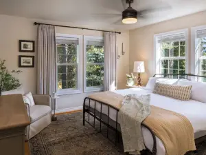 Luxe Home & Glamping w/ Pond in Oregon City!