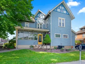 Urban Nest. Luxe Loft Downtown Butler. Walk to dining and Shopping.