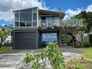 Charming Waharau seaside holiday house close to regional park.