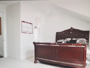 The Elegance Of The Home And Neighborhood. Close to Restaurants, Shops, Downtown