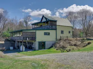 White Mountains Escape! Shared Patio + Yard