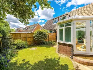 Lovely 2 Bed Home With Free Parking and Garden