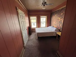 Fun 2-bedroom downtown 2nd floor loft style apartment with WiFi and theater room