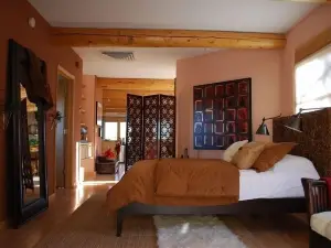 Cozy Adobe with Hot Tub and Fabulous Views in Outdoor Paradise.