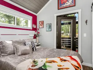 Delightful Cabin with Fire Pit and Hot-tub in Tracy City, Tennessee