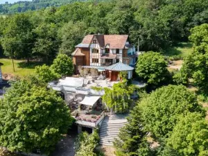 Gîte au Manoir des Sens avec bain nordique jacuzzi sur terrasse privée