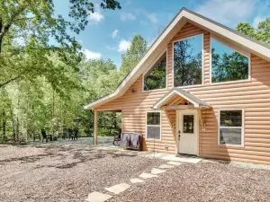 Sip, Hike and Explore Sleek Retreat in Cleveland!