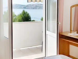 Cozy seafront flat on the Island of Rab