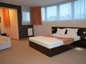 Riverside Family Hotel