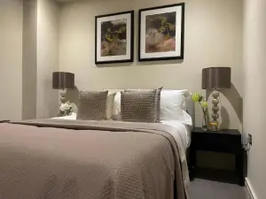 High End 1 Br Apt, 2 Beds Desirable Chigwell Chcl F3
