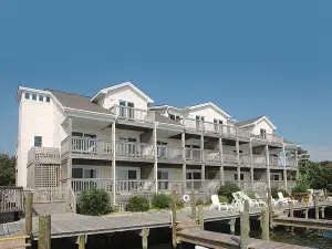 Scenic Harbor Views and Private Deck - Spectacular Waterfront Retreat
