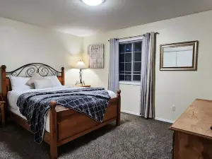 Back Yard Oasis, walk to Flathead Lake/downtown minutes from Blacktail Mountain!