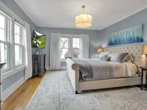 Spacious 9-Bedroom House in Marvelous Angola on the Lake with AC