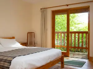 Robin's Perch Eco Lodge Apartment, Lampeter