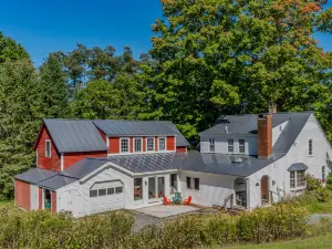 Charming Hillside Farmhouse with Spacious Living Areas - Cozy Retreat