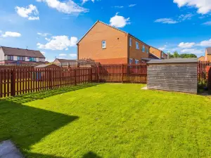Spacious 5 Bedroom Home Hosted by Mcr Dens