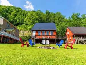 Enjoy Relaxing at Riverfront Property 4 miles from Sandstone Falls!