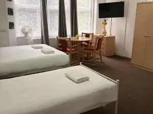 Ground-Floor Family Studio Apartment with Double and Single Beds – Free Parking