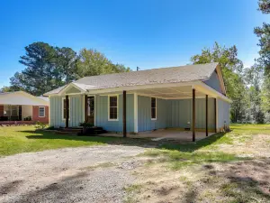 10 Mi to Tennessee River: Blue Willow-themed Home