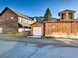Red River Summer Cabin w/ Fire Pit & Mtn Views