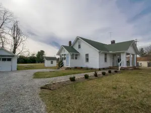 Cozy 3BR w Free Attraction Tix 6 Mins to Town