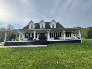 Family friendly 12 bed, Serene small town Louisa. Cozy with wifi, AC & farm life