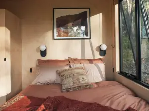 A bespoke, luxe, off-grid cabin beside Monga National Park. Mins to Braidwood