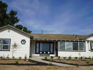 Charming, luxurious 3-bedroom Fresno County farmhouse w WIFI