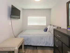 Charming 2-bedroom house with AC, WiFi in enchanting Porterville