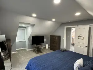 Whole home SmartTV pet friendly King bed