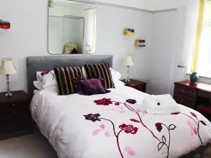 Luxury and private 2 bedroom bungalow with hot tub, prime location in Chester
