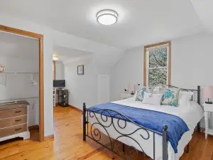 Fire Pit🔥 Walk to Town. 1st floor King Bed & Walk in Shower! Monthly Discounts!
