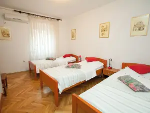 Victoria Apt Old Town by Adex Travel