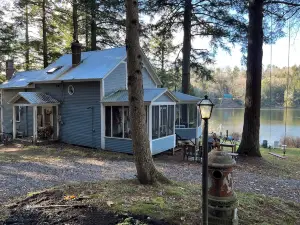 Lakefront  3-bedroom Rustic Cabin in Ryegate, VT. Pet-Friendly!