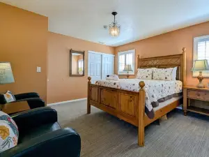 Charming Historic Cottage on Vineyard