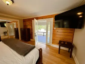 Riverfront house with a party barn & private boat ramp